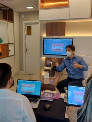Dr. Wendel Shibasaki dando aula no consultório