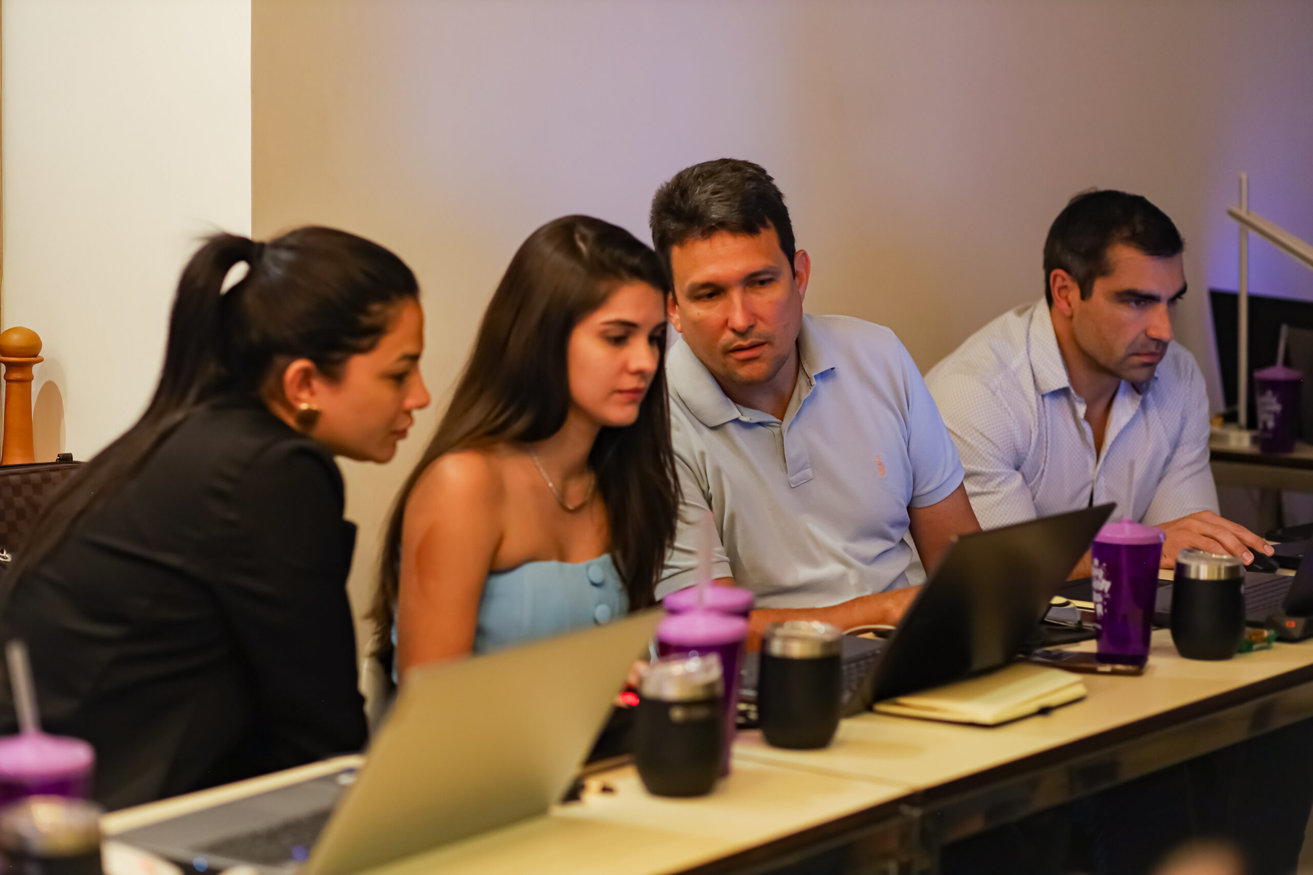 Dr. Wendel Shibasaki dando aula no consultório